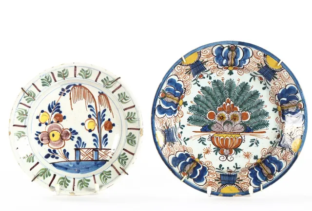De Porceleyne Lampetkan, Delft, 'Peacock' tall. & tall., faience, 1800 / 1900s. (2)