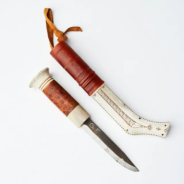 ANDERS FANKKI. kniv, halvhorn, Kaitum, signerad, graverat renhorn, björk, blad i kolstål signerat.