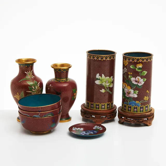 VASER, SKÅLAR, ASSIETT, 8 dlr., cloisonné, Kina, 1900-talets andra hälft, dekor av blommor och drakar mot roströd fond.