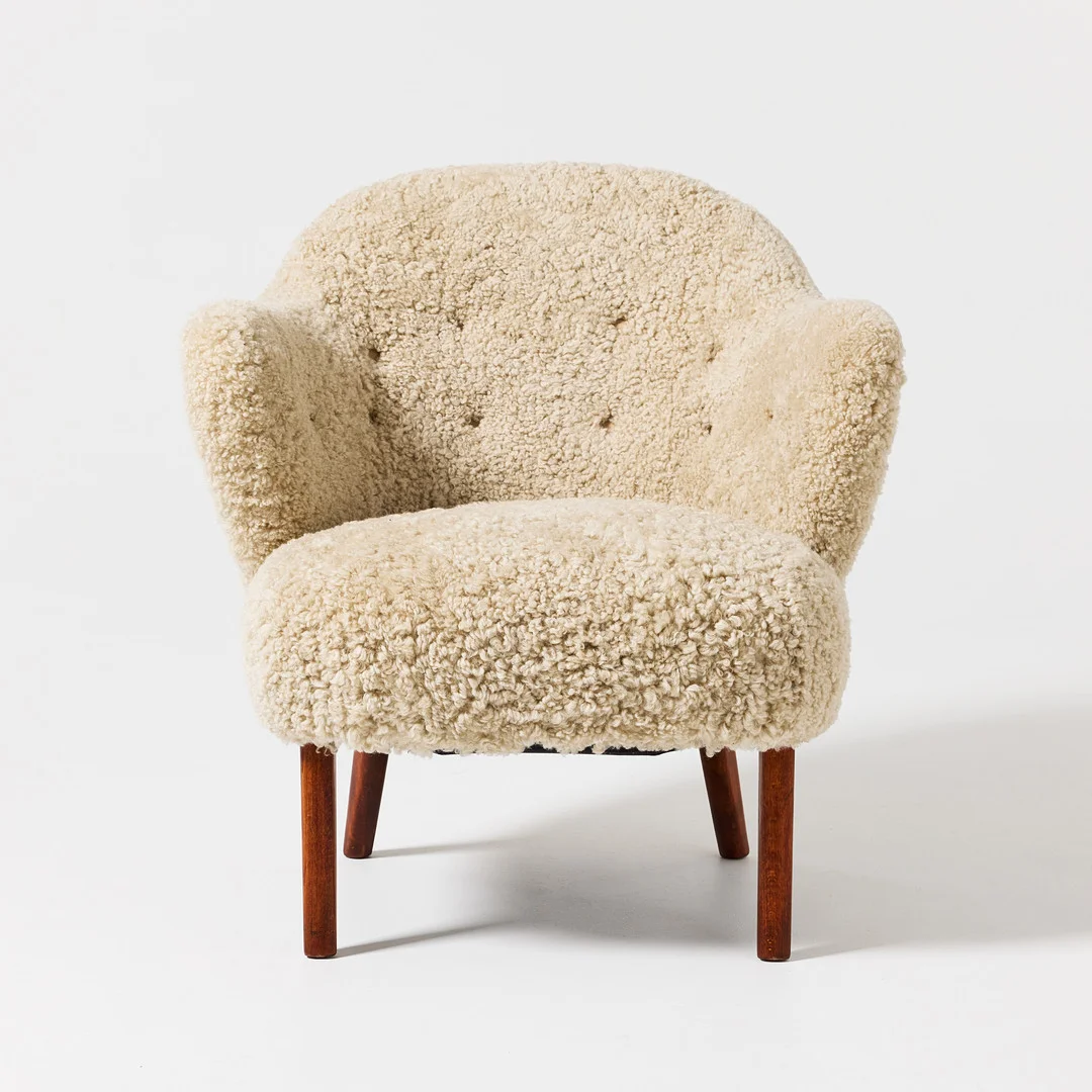 FLEMMING LASSEN. TILLSKRIVEN. Fåtölj, Danmark 1940/50-tal, Danish Modern, ben i betsad bok, klädd i fårskinn med djuphäftade knappar i rygg. — Armchairs & Chairs — Stockholms Auktionsverk Fine Art