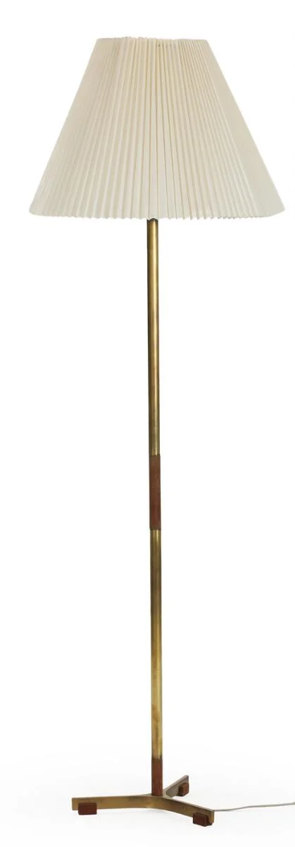 “Monolit”. A brass and teak floor lamp, mounted with white pleated shade. Manufactured by Fog & Mørup. 1960s. H. incl. shade 169 cm. — Modern Lighting — Bruun Rasmussen