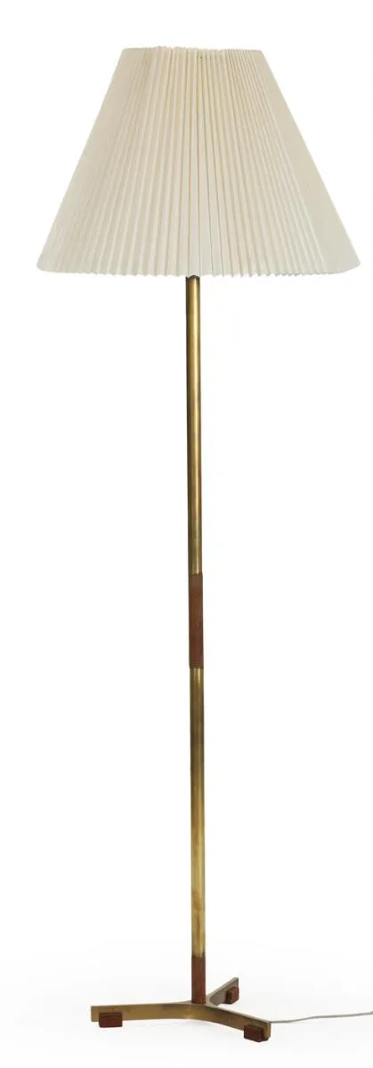 “Monolit”. A brass and teak floor lamp, mounted with white pleated shade. Manufactured by Fog & Mørup. 1960s. H. incl. shade 169 cm.