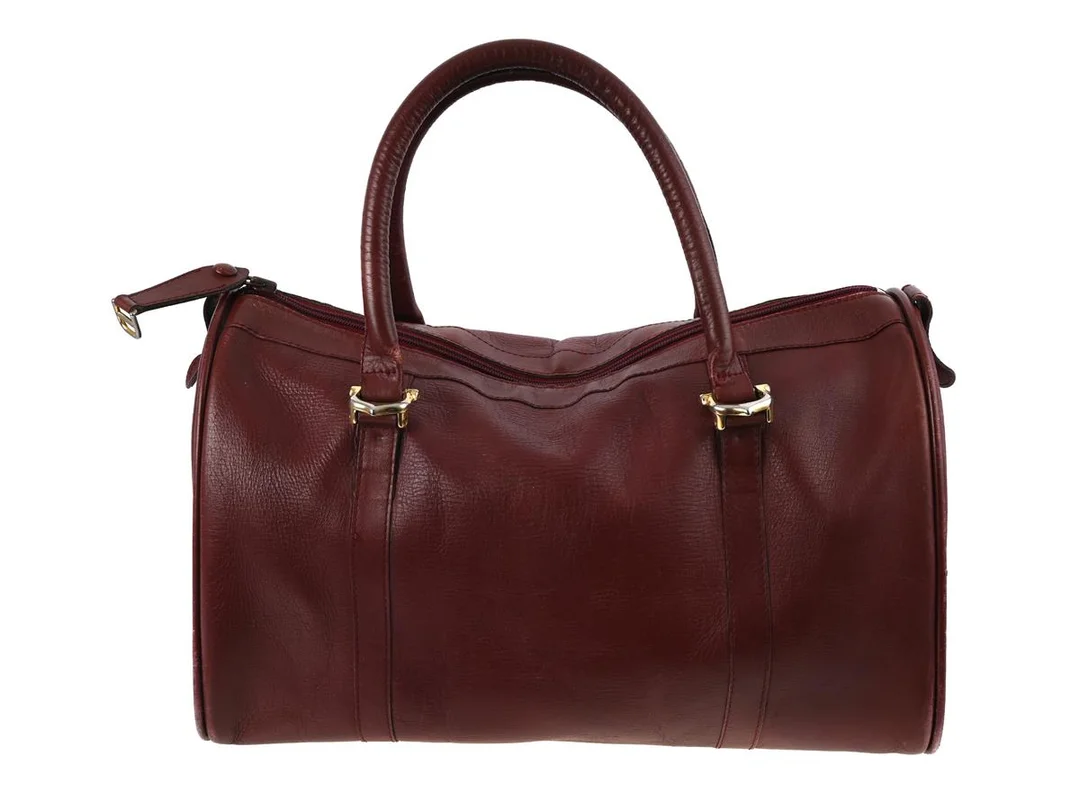 VÄSKA, CARTIER, vintage, vinrött läder, guldfärgade beslag, 35x24x13 cm, bruksslitage, skadat foder. — Accessoarer/Väskor — Kaplans