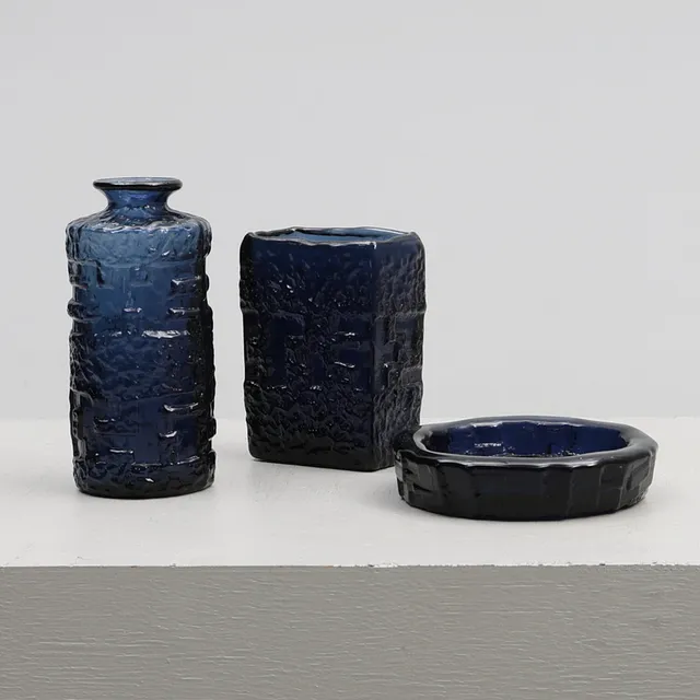 GÖTE AUGUSTSSON. 2 Vaser, 1 fat, Ruda glasbruk.