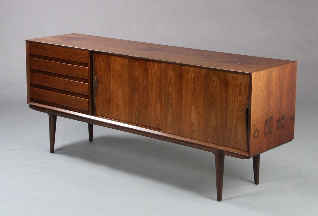 Gunni Omann. Low rosewood dresser, model 18 — Furniture/Cabinets, chests of drawers — Lauritz