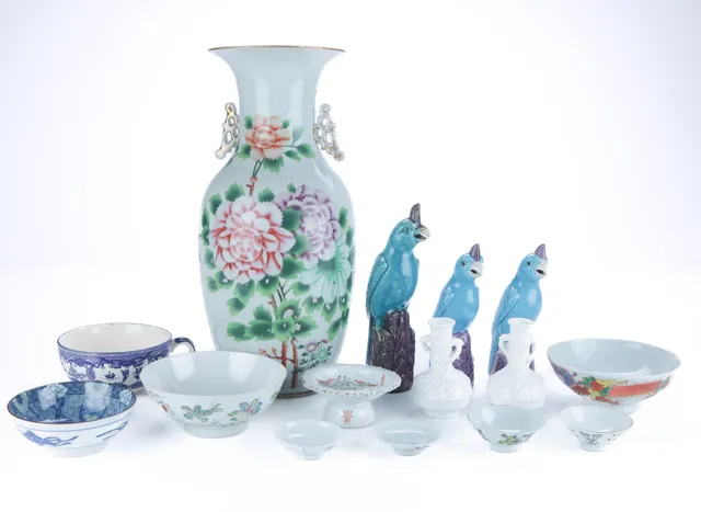 Collection of Chinese porcelain items (15)