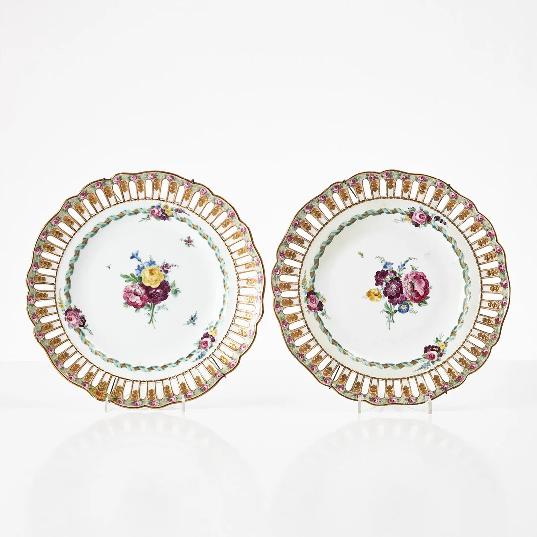 MEISSEN. Tallrikar, 2 st., Tyskland omkring 1800, handmålad floral dekor, brätten med genombruten dekor. — European — Stockholms Auktionsverk Magasin 5