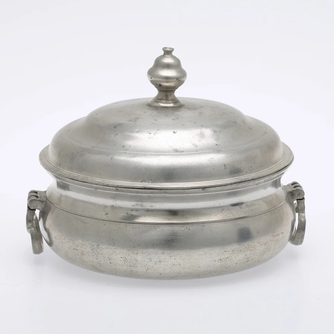 LARS LUNDWALL. Terrin, tenn, Jönköping, 1769. — Pewter, Brass & Copper — Auktionshuset Thelin & Johansson
