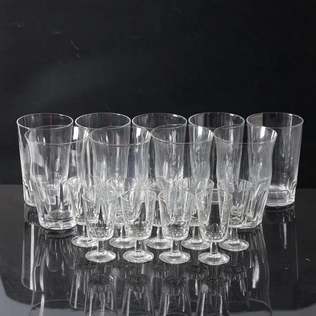 DRYCKESSERVISDELAR, 18 delar, glas, bl.a. Elis Bergh, 1900-tal.