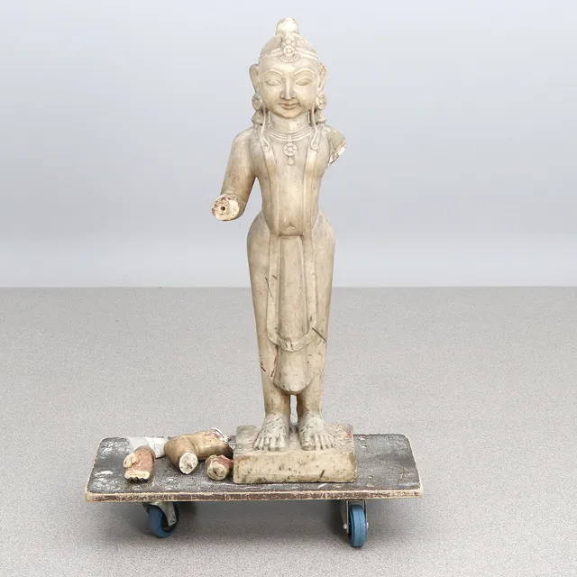 LAKSHMI. Huggen och polerad marmor. Indien, sannolikt 1800-tal.
