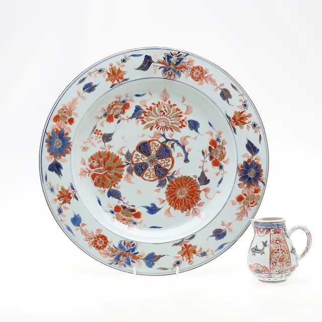 18TH CENTURY IMARI DISH.