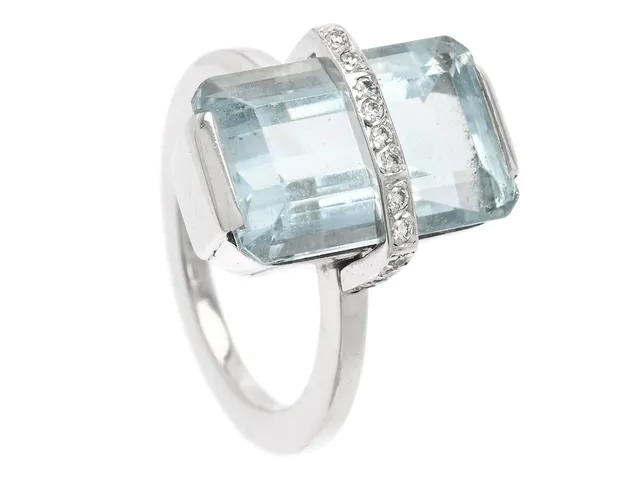 EFVA ATTLING, ring, Bend over ring, 18K vitguld, akvamarin ca 8,50 ct, briljantslipade diamanter 0,12 ctv, ca TW/SI, stl 18 mm, vikt 10,8 g, originaletui, ytterkartong.