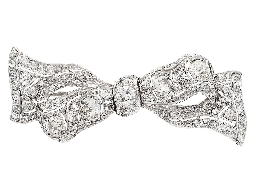 BROSCH, platina, gammal-, åttkant- och rosenslipade diamanter ca 2,50 ctv, ca TW-Cr/SI-P, längd 5,2 cm, vikt 10,6 g, några diamanter med skador och nagg. — Smycken/Brosch — Kaplans
