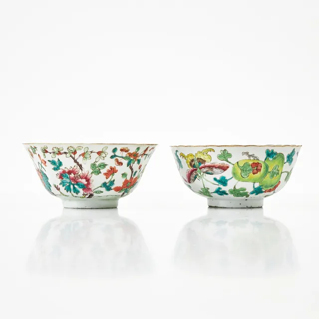 SKÅLAR, 2 stycken, porslin, Kina, 1900-tal, dekor i emaljfärger av granatäpplen, fjärilar och blommor.