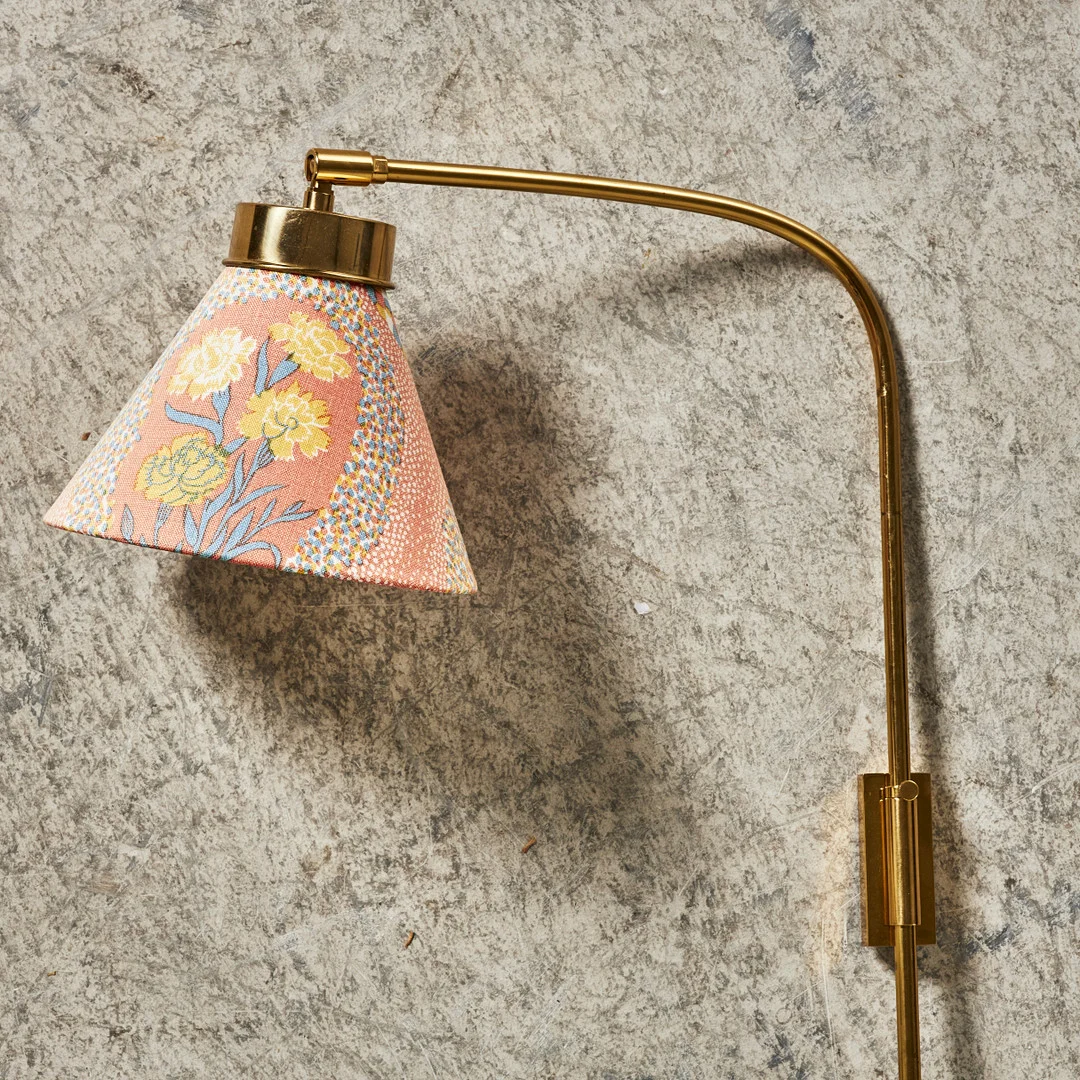 JOSEF FRANK. Vägglampa, modell 2484, Firma Svenskt Tenn, mässing, med slät, mönstrad textilskärm. — Wall Lights — Stockholms Auktionsverk Sickla