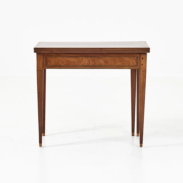 SPELBORD, sengustavianskt, fanerad i mahogny, beslag i mässing, med ljusbrickor.