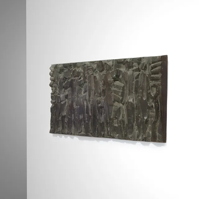 ERIC ELFWÉN (1921-2008). Modernistisk relief af mørkpatineret bronze med abstrakt motiv forestillende menneskeskikkelser, Sverige, dateret 1965.