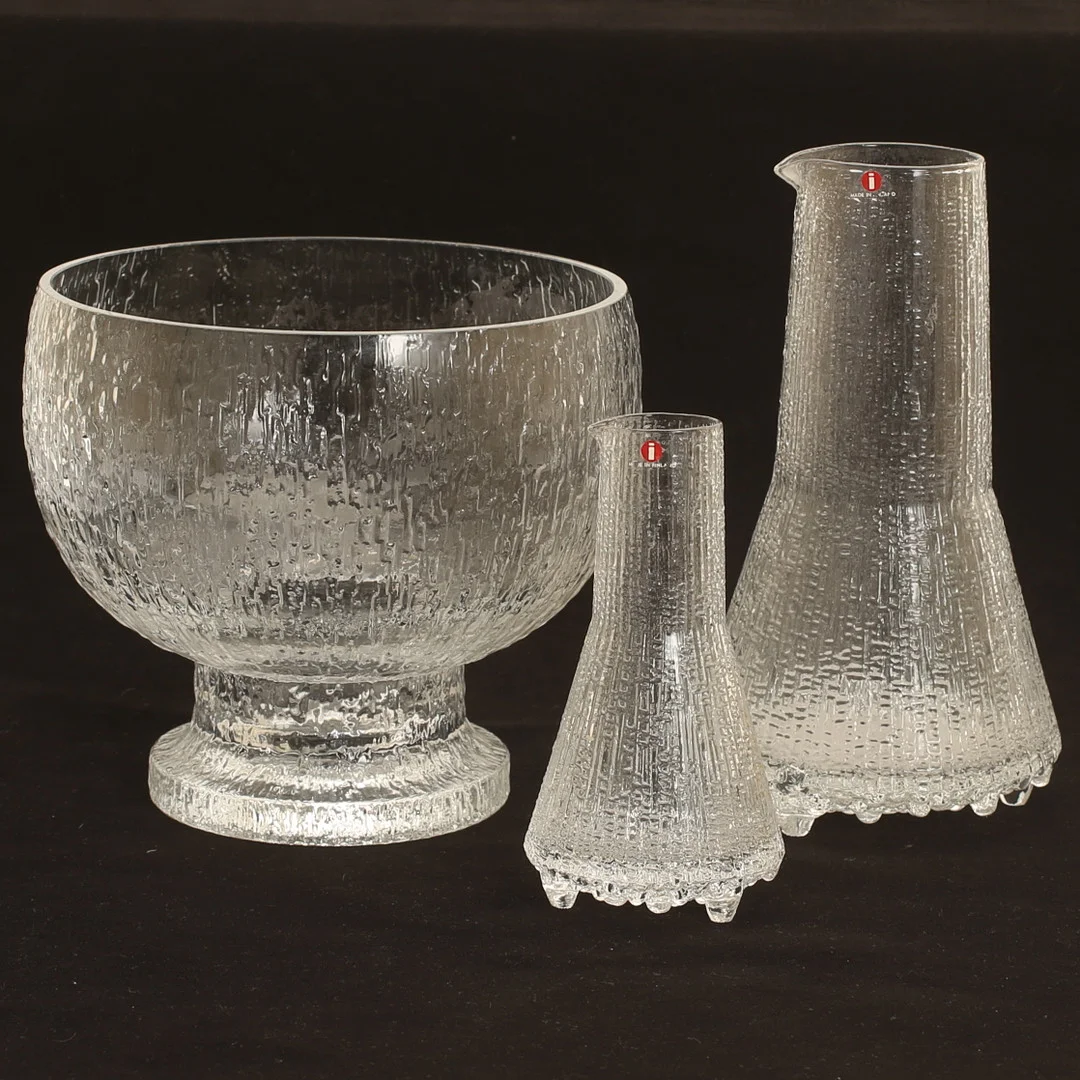 TIMO SARPANEVA. Skål, "Kekkerit". Karaffer, 2 stycken, "Ultima Thule". Glas, Iittala. — Utility glass — RA Auktionsverket Norrköping