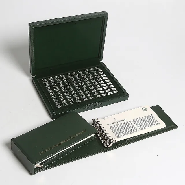 MINIATYRPLAKETTER, silver, "De 100 förnämsta bilarna i silverminiatyrer", Franklin Mint. 1900-talets sista kvartal.