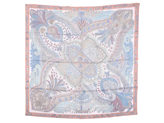 HERMÈS, SCARF, Le Jardin De La Maharani, Annie Faivre, 100% siden, 90x90 cm, multifärgad, rosa, blå, beige, originalask. Excellent Condition.
