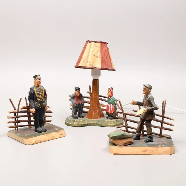 GUNNAR SVENSSON. Skulpturer, 2 st samt bordslampa, träsnideri, Skillingaryd, signerade.