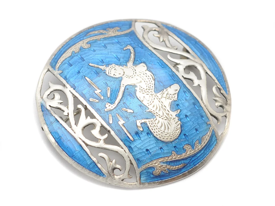 BROSCH, silver, blå emalj, genombruten, diameter 4,5 cm, vikt 7,3 g. — Smycken/Brosch — Kaplans