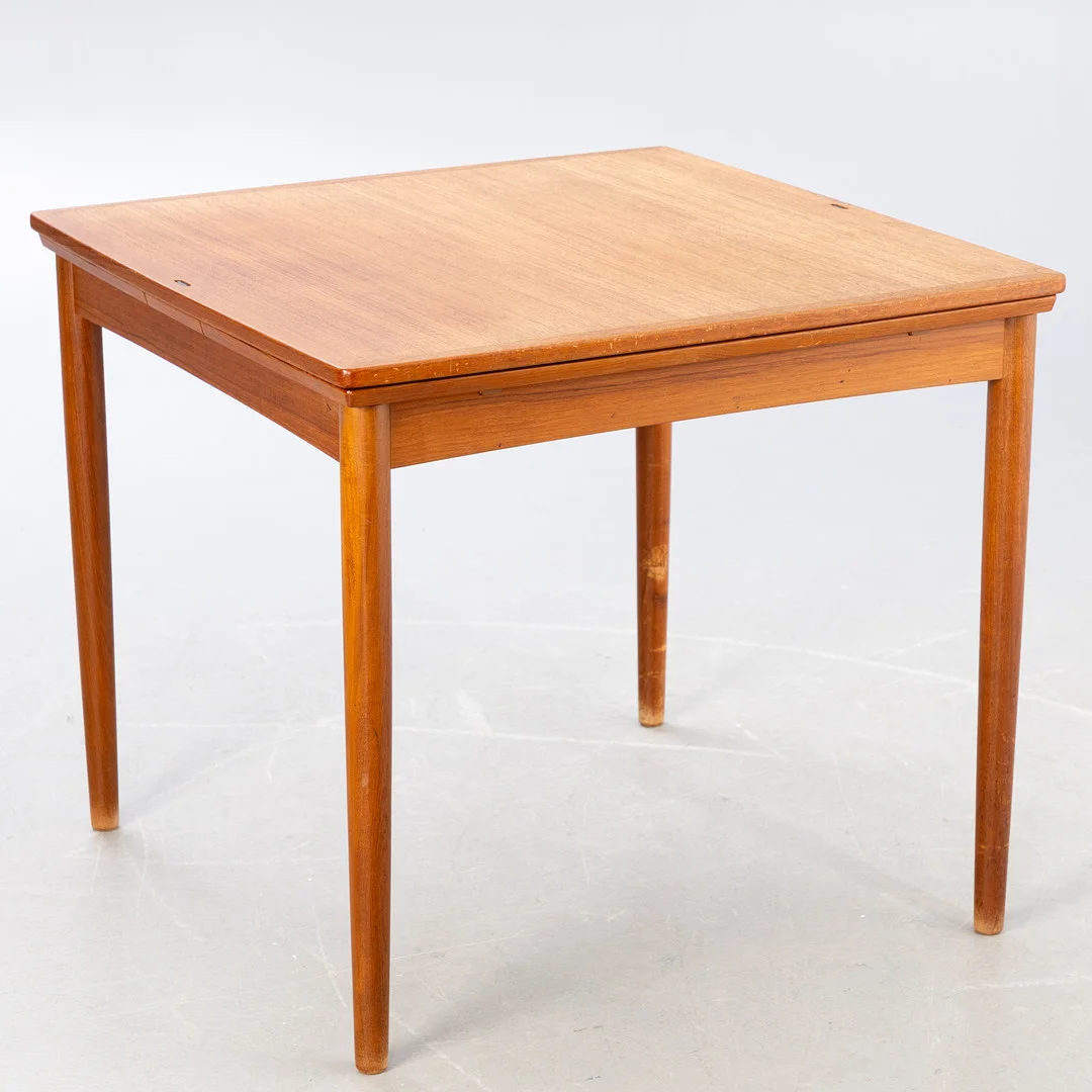 POUL HUNDEVAD. Ausziehbarer Esstisch, Teak, 1960er Jahre. — Dining tables — Stockholms Auktionsverk Hamburg