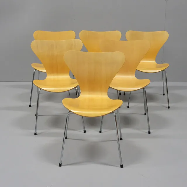 ARNE JACOBSEN. SEX STOLAR, "SJUAN", BOK, FÖR FRITZ HANDEN, DANMARK 1992.