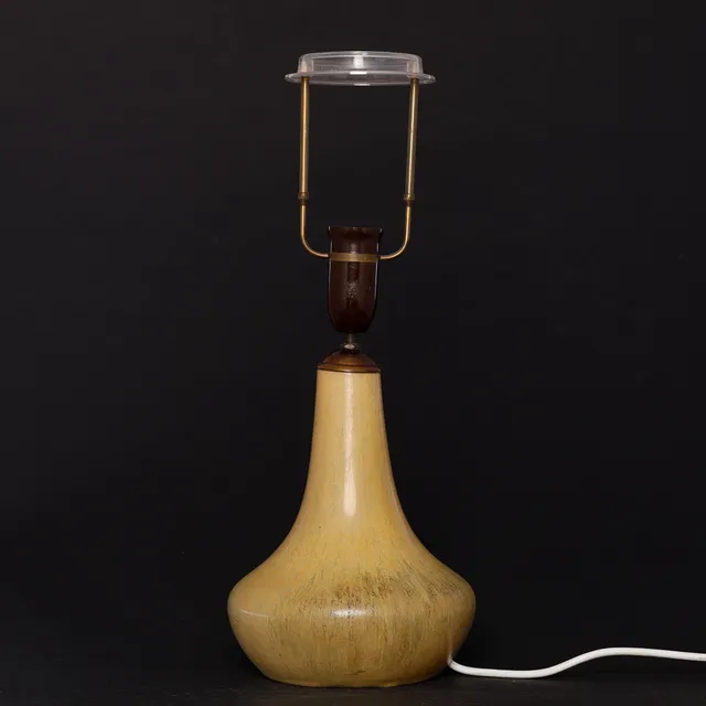 JACOB E. BANG (1899-1965). Bordlampe, Nymølle, stentøj, grøn- og gulspættet glasur, Danmark, 1944-1957.