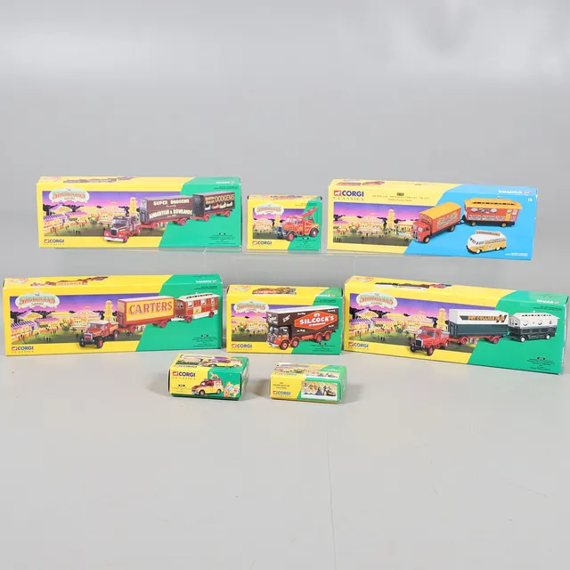 CORGI TOYS - SHOWMANS RANGE LORRIES & TRUCKS.
