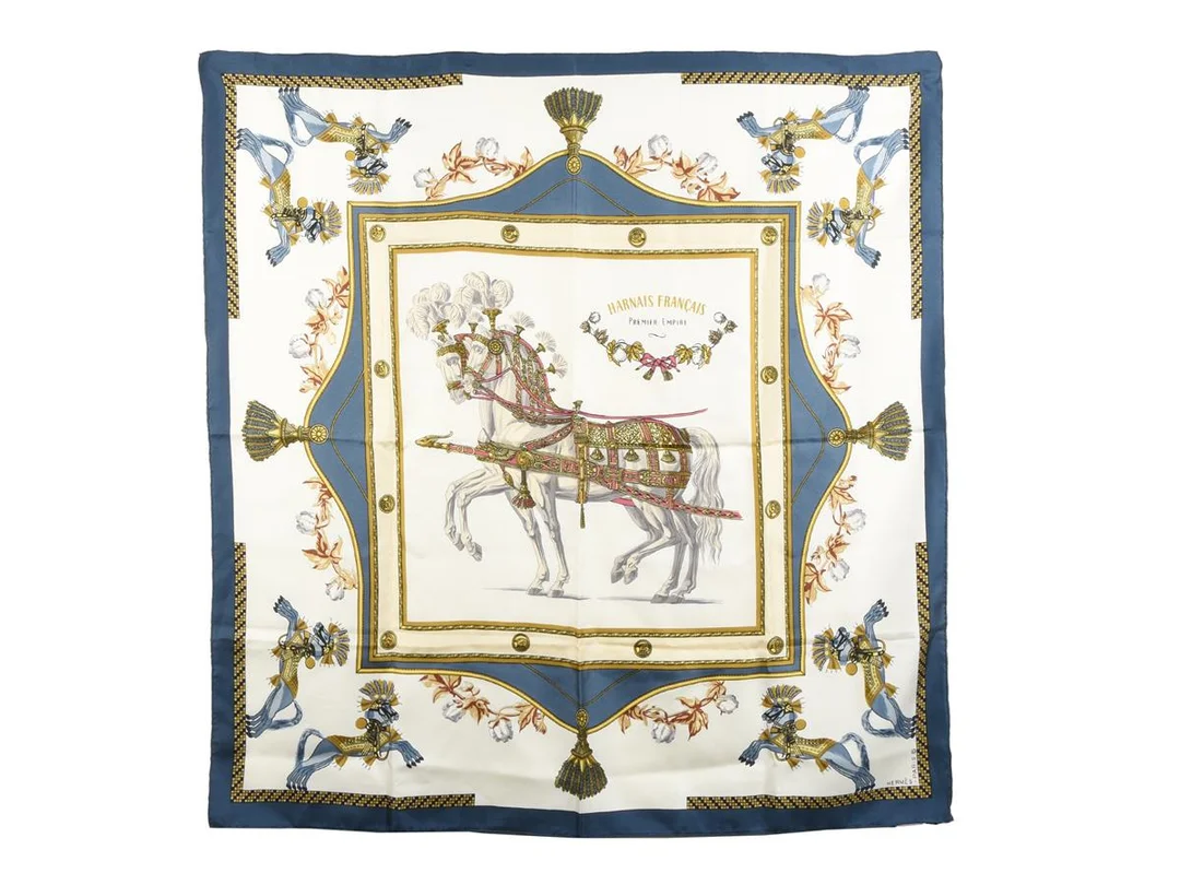 SCARF, HERMÈS, Harnais Francais Premier Empire, Hugo Grygkar 1956, 100% siden, 86x86 cm, vit, blå, gul, grå, fläck. — Accessoarer/Scarves — Kaplans