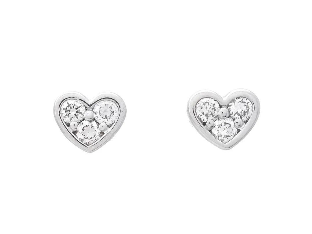 ÖRHÄNGEN, 18K vitguld, 6 briljantslipade diamanter ca 0,11 ctv, ca TW-TCr/VS, hjärtan, stift, mått 4,5 x 4,0 mm, vikt 1,8 g. — Smycken/Örhängen — Kaplans