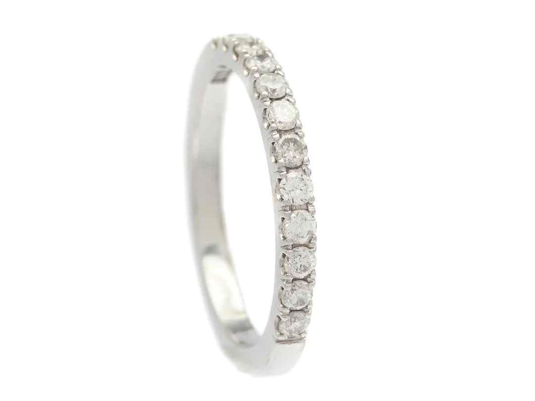 ALLIANSRING, 18K vitguld, 12 briljantslipade diamanter ca 0,36 ctv, ca TW-Cr/SI-P, stl 16,5 cm, vikt 2,8 g, diamanter med nagg och skador. — Smycken/Alliansring — Kaplans