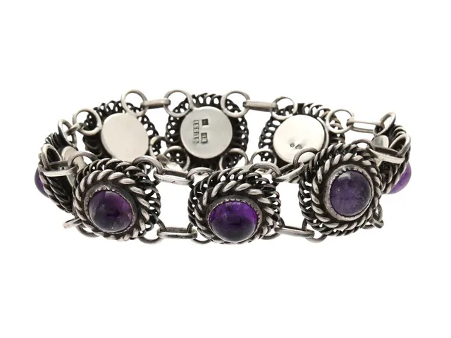 ARMBAND, silver, cabochonslipde ametister, Gussi, Malmö 1955, längd 18 cm, vikt 38,5 g.