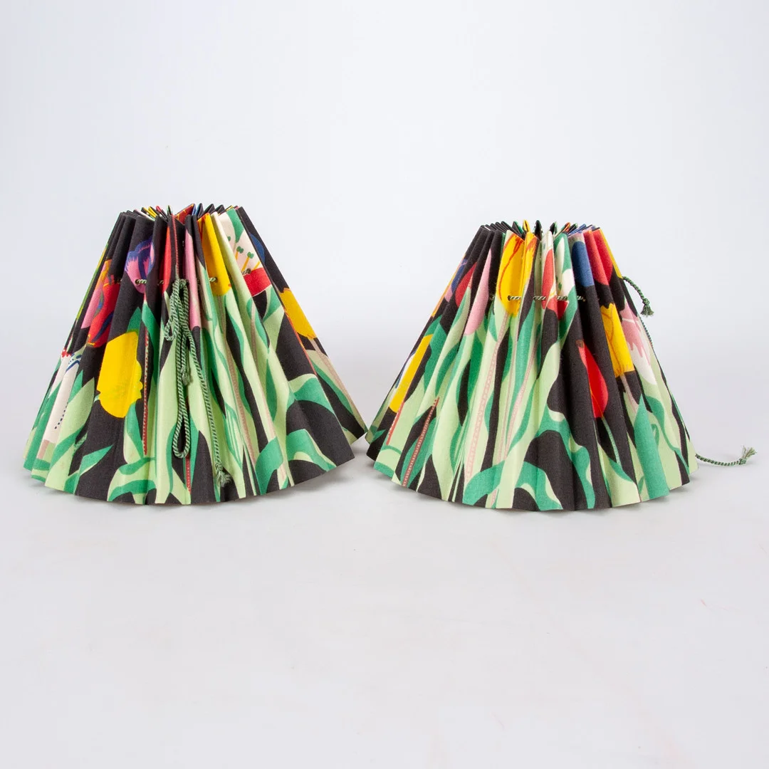JOSEF FRANK. För Firma Svenskt Tenn, lampskärm plisserad, 2 st, "Tulpaner". — Other lighting — Laholms Auktionskammare