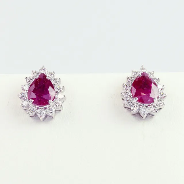 A PAIR OF 18CT WHITE GOLD RUBY AND DIAMOND STUD EARRINGS.