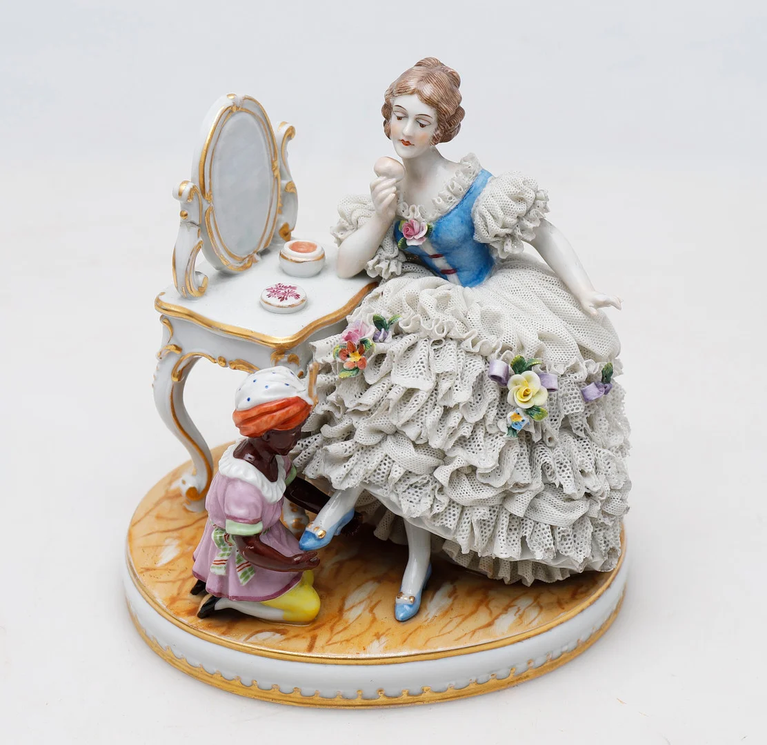 Girl at the dressing table, group in German porcelain from Volkstedt, first half of the 20th Century. — European — Balclis