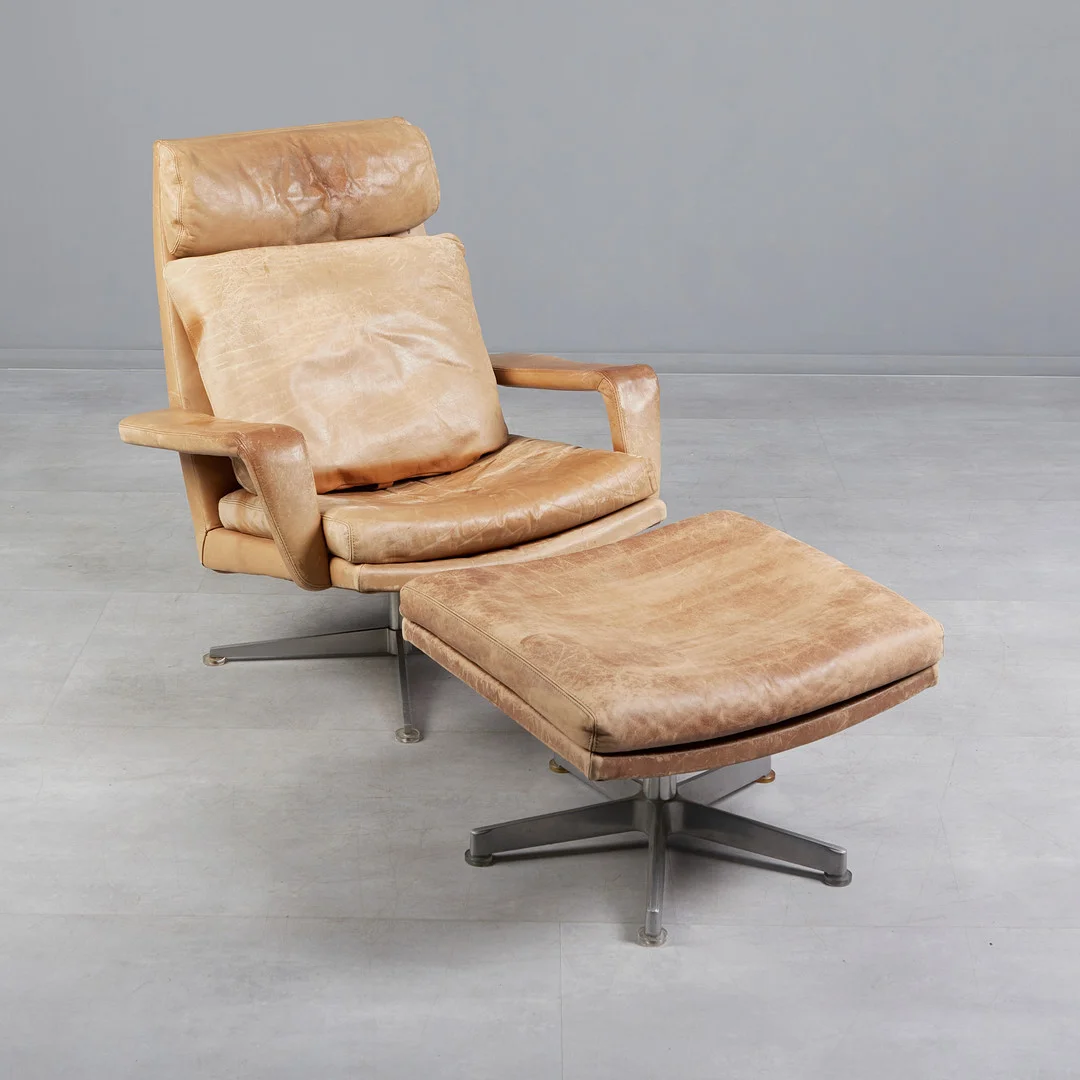 KAUFELD. Sessel mit Ottomane, Leder, Metallgestell, 1960er Jahre (2). — Armchairs & Chairs — Stockholms Auktionsverk Köln