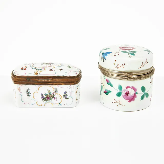 DOSOR, 2 st, porslin, 1800-tal, dekor av blommor, rektangulär resp. rund form.