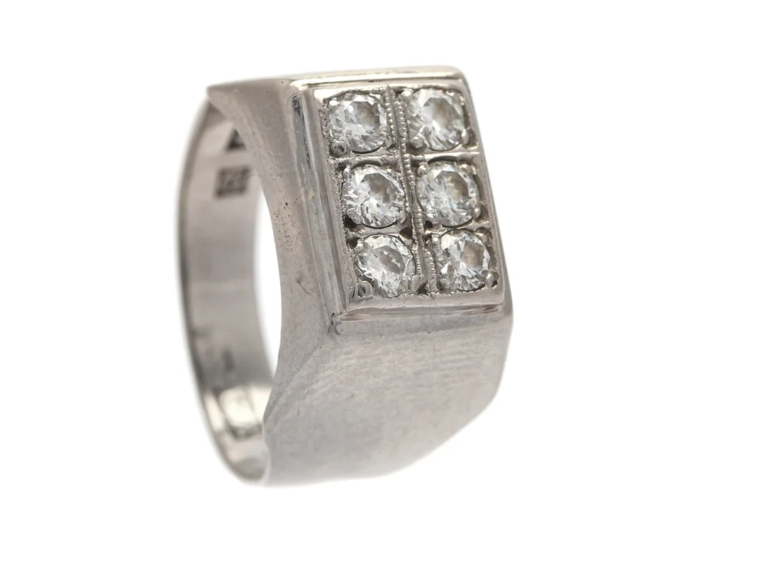 RING, 18K vitguld, 6 briljantslipade diamanter ca 0,42 ctv, ca W(H)/VS, ena med stor skada på paviljongen, stl 15,5mm, vikt 5,0 g. — Smycken/Ring — Kaplans