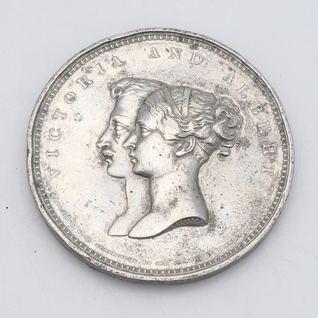 MINNESPLAKETT, vitmetall, "Victoria and Albert" 1840. Av G.R Collis. — Orders & Medals — Crafoord Auktioner Malmö