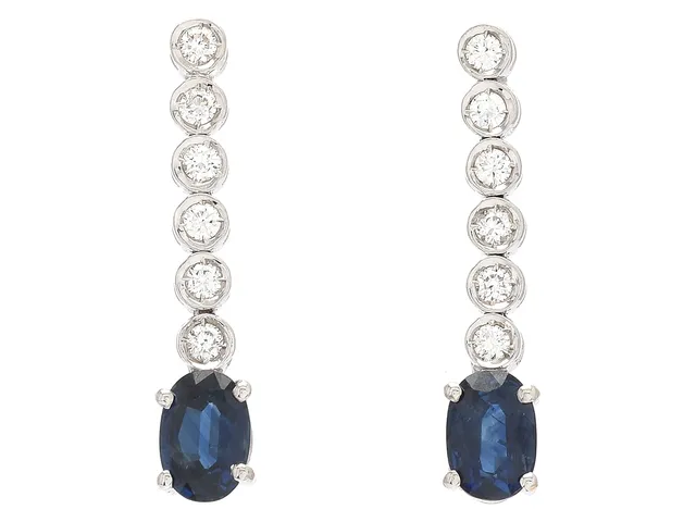 ÖRHÄNGEN, 18K vitguld, 2 Safirer ca 1,30 ctv, 12 briljantslipade diamanter ca 0,26 ctv, ca W/VS, längd 23 mm, stift, vikt 2,8 g, en safir med ytskada.
