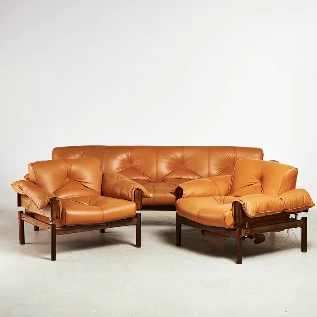PERCIVAL LAFER. SOFFA SAMT FÅTÖLJER, ett par, "MP 13", omkring 1960/70. 4-sits. Ljusbrun läderklädsel. Stoppning av syntetmaterial och skumgummi. Stomme i jakaranda.