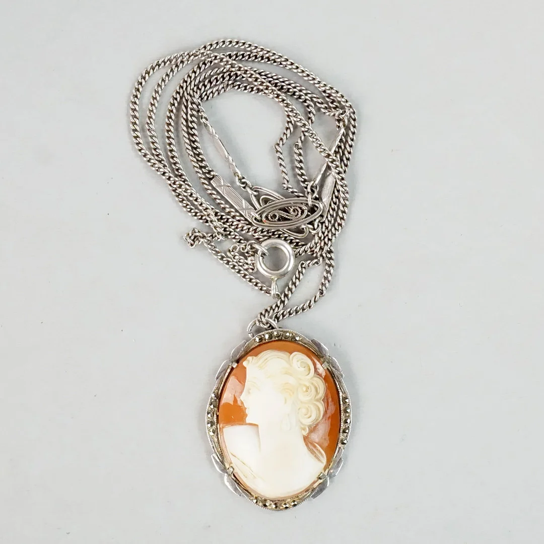 HÄNGE, camé, silver med markasiter samt KEDJA låghaltigt silver. — Brooches & Pendants — Roslagens Auktionsverk