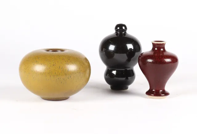 Roger Nilsson. Three vases of glazed stoneware. (3)