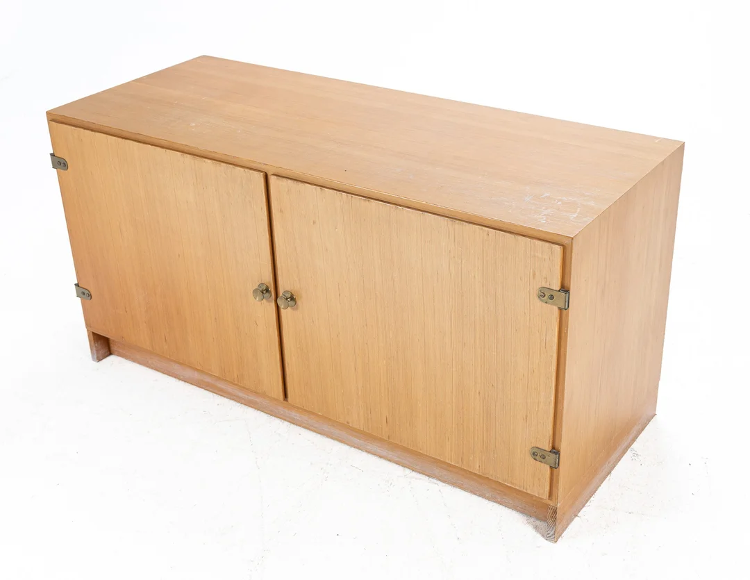 Børge Mogensen (1914-72): 'Øresund'. Sideboard of Oregon pine — Furniture/Cabinets, chests of drawers — Lauritz