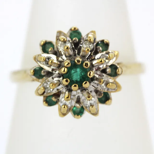 9CT EMERALD & DIAMOND CLUSTER RING.