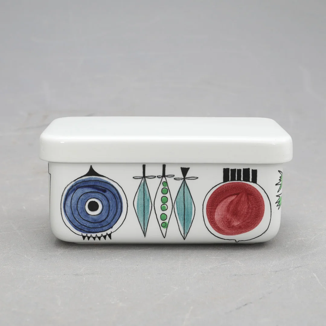 MARIANNE WESTMAN. SMÖRASK, med lock, porslin " Picknick ", Rörstrand. — European — Södermanlands Auktionsverk