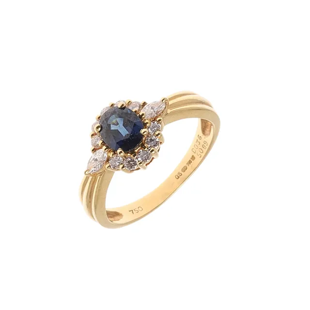 A SAPPHIRE AND DIAMOND CLUSTER RING.