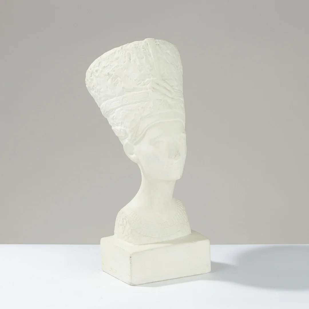 Gipsbuste forestillende den ægyptiske dronning Nefertiti med høj krone. — Sculptures & Bronzes — Palsgaard Kunstauktioner